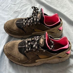 Lightly worn nike air huarache run premium desert moss black pink